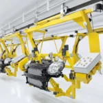 Motor in gelbem Hängerahmen