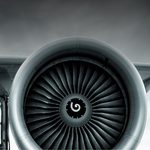 Flugzeugflügel mit Motor von unten